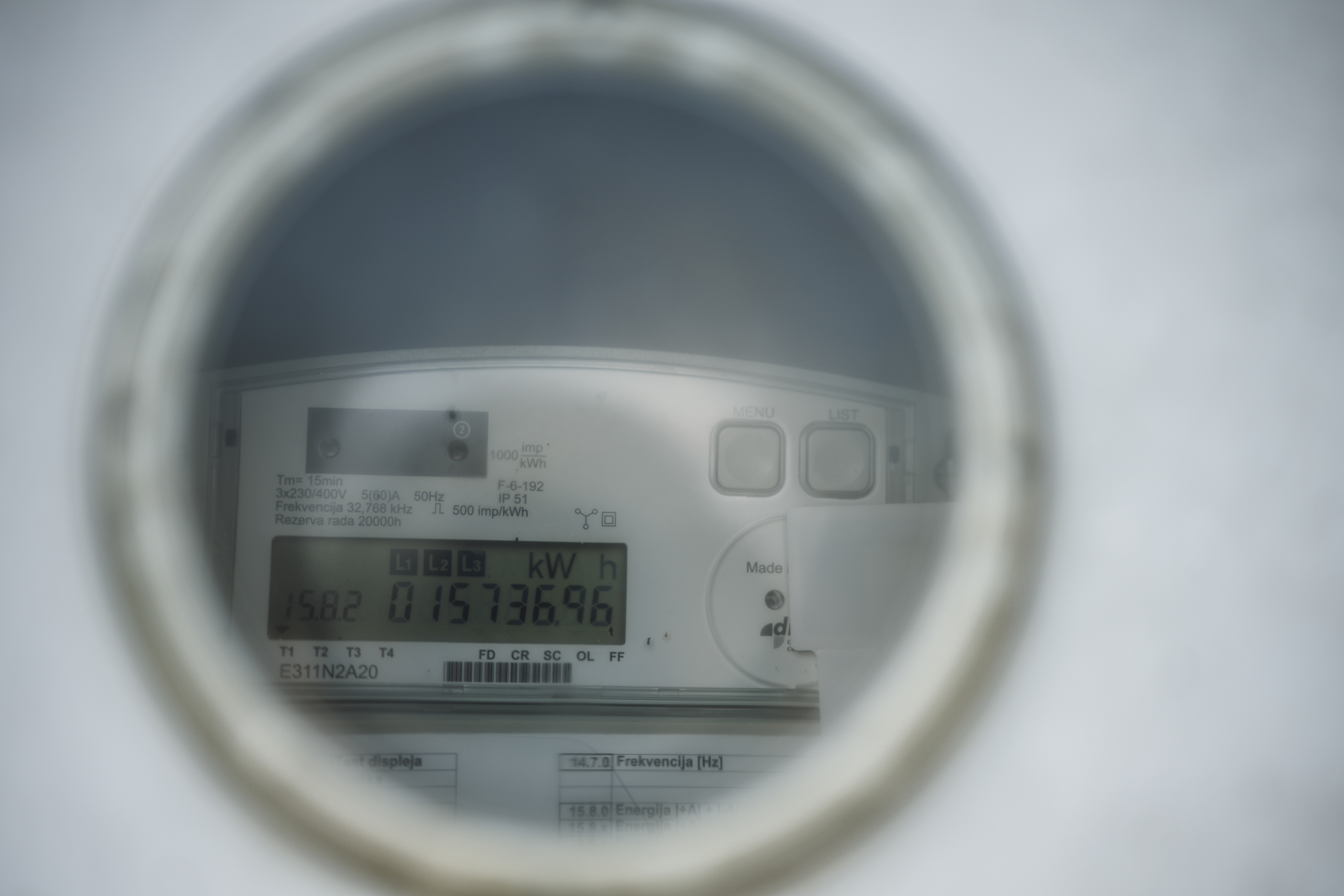 Крупный план LCD-дисплея цифрового электросчётчика с показаниями расхода в киловатт-часах